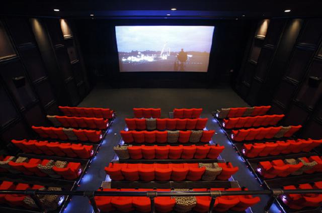 FOTO 7 | CGV CHEONGDAM. La películas de Cheongdam te llevarán a otro mundo con el 4D, ese sistema de proyección que busca una mayor inmersión del público en el ambiente de la historia, recreando en la sala las condiciones que se ven en la pantalla, como niebla, lluvia, viento o los sonidos y olores más intensos. Los asientos, incluso, se mueven acompañando a la cámara.populares de Gales e Inglaterra atendiendo a su público y aceptando reservas para proyecciones a la carta.