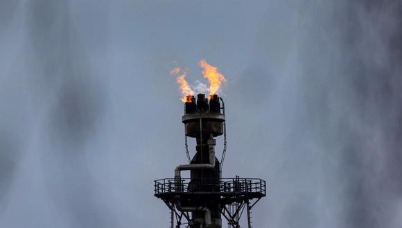 Una antorcha arde en la refinería de petróleo PCK Schwedt, anteriormente propiedad de Rosneft PJSC y ahora controlada por el gobierno alemán, en Schwedt, Alemania, el lunes 20 de marzo de 2023. Photographer: Krisztian Bocsi/Bloomberg