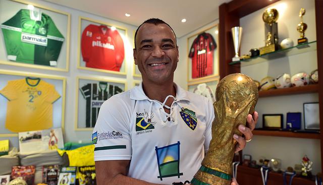 En una de sus viviendas tenía un espacio personal con todos sus trofeos en el fútbol. (Foto: AFP)