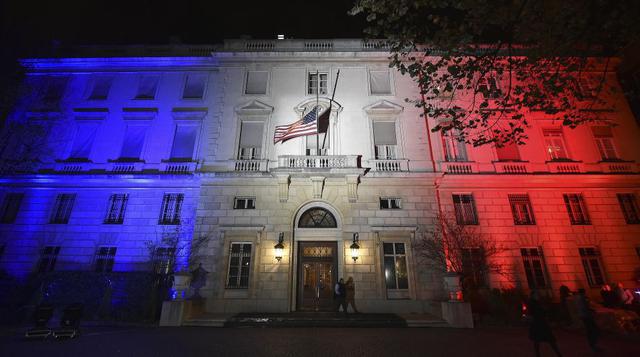 La Embajada de EE.UU. en París está iluminada con los colores de la bandera francesa, luego de una serie de ataques en París que mataron a más de 120 personas y dejaron a 350 heridos el viernes pasado. (Foto: AP)