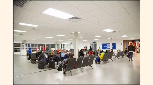 Para mejorar la experiencia, se invirtió en puentes de embarque panorámicos, haciendo el proceso de traslado de pasajeros más eficiente y seguro.