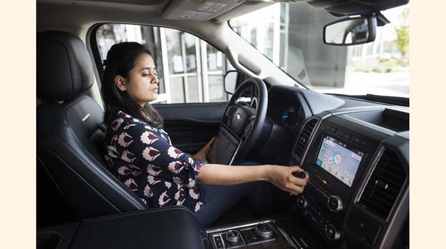 FOTO 8 | Llámese celular, GPS, equipos de sonido y todo aquel aparato que quieras manipular al mismo tiempo que manejas. Hay que verificar que su operación es segura y en el caso de los teléfonos solo hay que usarlo cuando hay un sistema de manos libres e