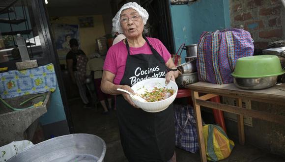 Isabel Santos prepara comida con cáscaras de vegetales utilizando técnicas para aprovechar al máximo los alimentos en un comedor popular de Villa el Salvador. Foto: © ERNESTO BENAVIDES / AFP