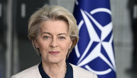 La presidenta de la Comisión Europea, Ursula von der Leyen, observa la firma de una declaración conjunta de cooperación entre la UE y la OTAN en Bruselas el 10 de enero de 2023. (Foto de John THYS / POOL / AFP)
