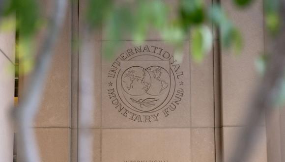 El logotipo del Fondo Monetario Internacional (FMI) se muestra fuera de su sede en Washington, DC. (Foto de Stefani Reynolds / AFP)