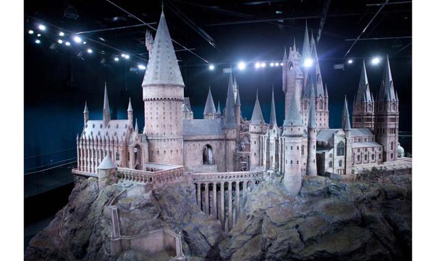 El modelo del colegio Hogwarts de magia en los estudios de Londres. Los visitantes puedes dar la vuelta al modelo mientras las luces exteriores e interiores cambian de ambientación diurna a nocturna.