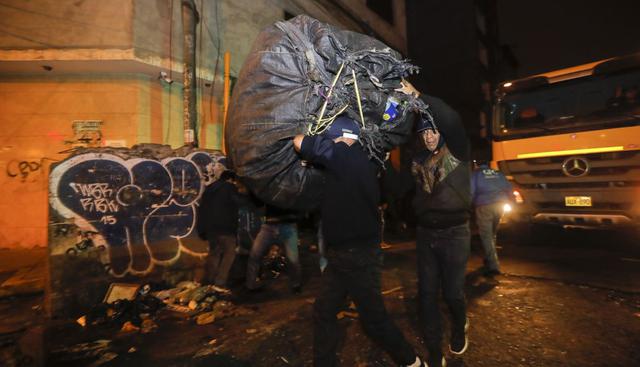 Se inició la limpieza de veredas, el retiro de basura y carteles publicitarios. (Foto: MML)