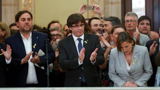 FOTO 1 | El parlamento de Cataluña aprobó este viernes una resolución declarando la independencia de esta región del noreste de España, mientras el Senado debatía aprobar la intervención de la autonomía regional solicitada por parte del gobierno central, 