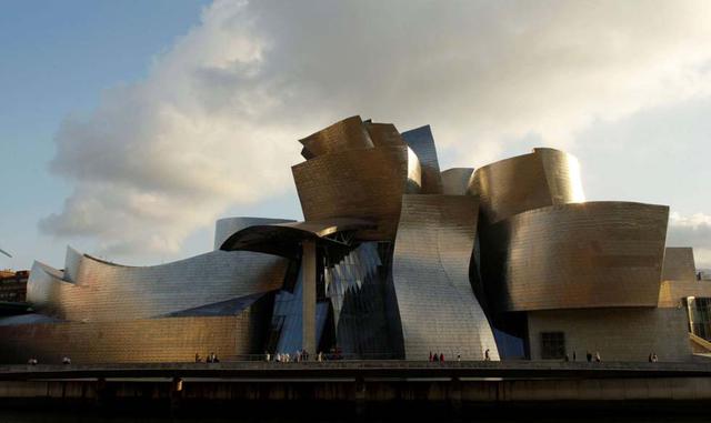 MUSEO GUGGENHEIM DE BILBAO – ESPAÑA. La construcción impresiona por el movimiento de la fusión de complejas formas curvilíneas y la materialidad metálica impresionante.