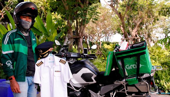 Todas las mañanas, Thanun Khantatatbumroong se pone la chaqueta verde con el logotipo de Grab, la compañía de reparto a domicilio, y sale a las calles de Bangkok con su BMW, que contrasta con las motos de menor cilindrada de otros repartidores. (Foto:  EFE)