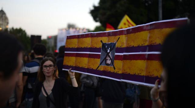Barcelona, capital de Cataluña, región que pugna por su separación de España, fue la segunda ciudad con mayor número de manifestantes en contra de la monarquía. (Foto: AP)