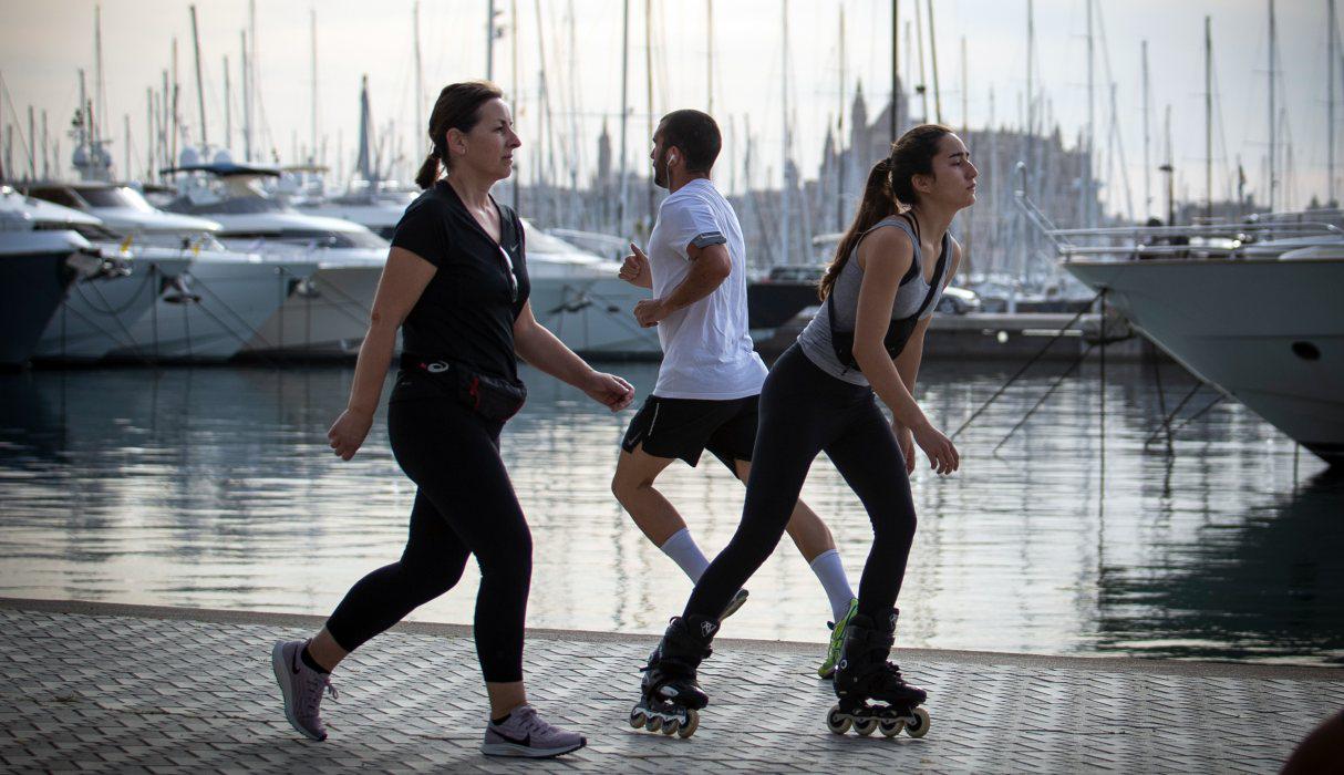 La gente hace ejercicio en Palma de Mallorca el 2 de mayo de 2020. (JAIME REINA / AFP).