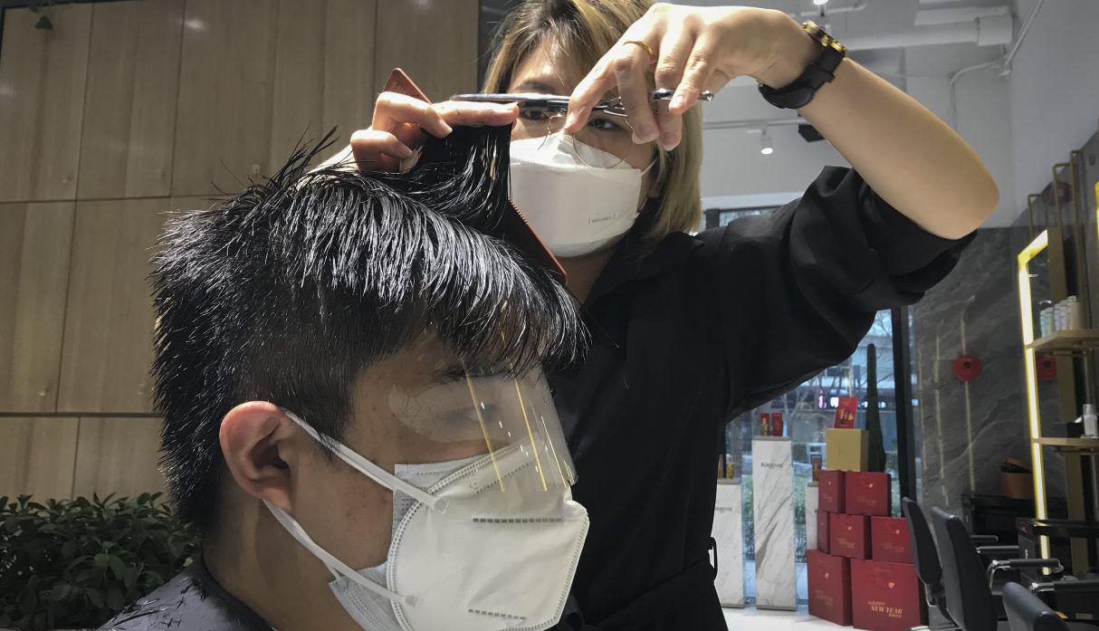 Los salones de belleza deberán adoptar altos estándares de salubridad. (AP).