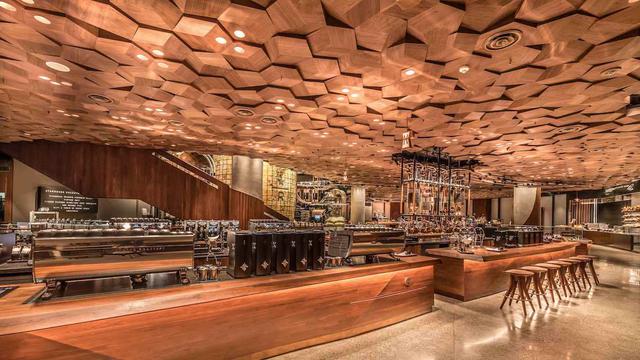 Con la ayuda de sus teléfonos y la aplicación instalada, los invitados podrán señalar las características claves del tostado como el grano, y leer nueva información que aparecerá instantáneamente en sus pantallas móviles.