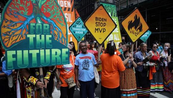 Miles de personas participan en una marcha para pedir el fin de los combustibles fósiles en víspera de la 78º Asamblea General de la ONU en Nueva York y de la Cumbre sobre Ambición Climática, el 17 de septiembre de 2023 © LEONARDO MUNOZ / AFP