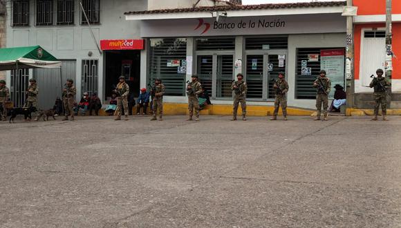 Soldados custodian entidades en Ayacucho. Foto: GEC