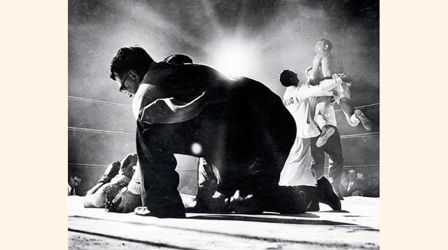 Carmen Basilio vs. Tony DeMarco - Noviembre 30, 1955. El boxeador Carmine "Carmen" Basilio celebra luego de derrotar a Tony DeMarco por el título mundial welter. (Foto: Learni)