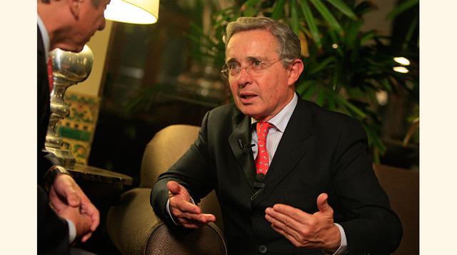 El enemigo de las FARC. El gobierno de Álvaro Uribe llevó a cabo la mayor ofensiva militar contra las FARC, la cual acabó con la vida de varios comandantes y la deserción masiva de los guerrilleros. Por ello, las FARC se esforzaron en incontables atentado