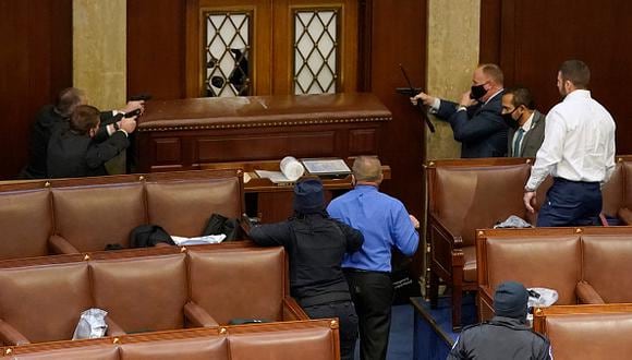 Algunos de los manifestantes lograron acceder al pleno de la Cámara de Representantes e incluso uno se sentó en uno de los sitios destinados para los discursos oficiales al grito de “Trump ganó”. (Foto: Getty Images)