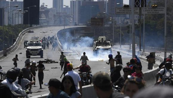 Los partidarios del líder opositor venezolano y el autoproclamado presidente interino Juan Guaido se enfrentan con las fuerzas leales al presidente Nicolás Maduro. (Foto: AFP)