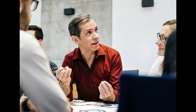 FOTO 9 | 9. EVITA LOS DESCRIPTIVOS
image
Jean-Moel Kapferer, en su libro La Marca, capital de la empresa, afirma que, "elegir un nombre descriptivo equivale a no aprovechar las posibilidades de la comunicación global. La marca no describe un producto, lo distingue. Para definir características ya está la publicidad y el marketing". Por ejemplo Lu, la marca francesa de galletas, se podría haber denominado "Galletón". Desde luego describe a la perfección el producto, pero no invita a comprarlo.

Y es que, un nombre puede llegar a ser un ''esperanto" de los negocios: Buli. Siemens, Lacoste o Marlboro se pronuncian igual en todos los idiomas.

Otras estrategias recomiendan encubrir la nacionalidad del nombre: el vodka Smirnoff no es ruso ni polaco; Canon esconde detrás a un fabricante japonés y Nokia es finlandesa.