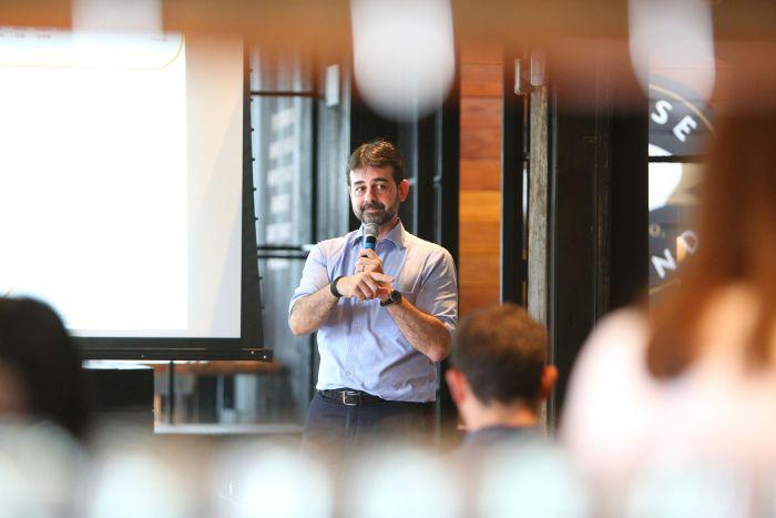 El superintendente de Crédito de Itaú BBA, César Grafietti, brindó una conferencia de prensa. (Foto: Javier Prialé)