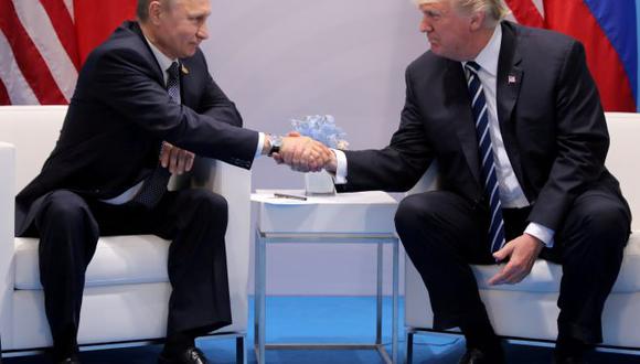 Vladimir Putin y Donald Trump se saludan durante una reunión bilateral en el marco de la cumbre G20 en Hamburgo, Alemania en julio del 2017. (Foto: Reuters)