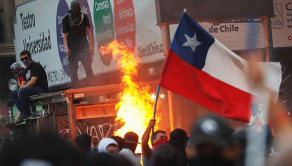 Esta ola de protestas, que tiene un saldo de 19 muertos, al menos 600 heridos y 6.000 detenidos, según la Fiscalía, se produce a escasas semanas de que Santiago acoja una serie de importantes cumbres. (Foto: Reuters)