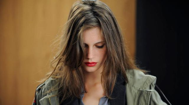 Jeune et Jolie (2013). Isabelle es una hermosa joven de 17 años de edad que luego de perder su virginidad lleva una vida secreta como prostituta. A través de estos encuentros, ella se muestra enigmáticamente distante, en un estado contemplativo. Un drama 