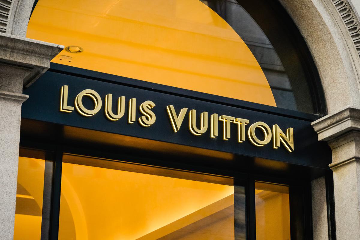 Las fuertes ventas de Louis Vuitton la llevan al grupo de las 10