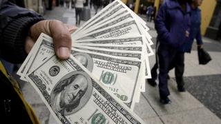 El dólar retrocede en la apertura