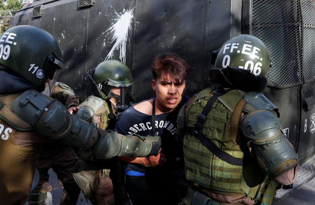 Más de 10 mil personas se concentraron pacíficamente por demandas sociales en el centro de Santiago, en lugar de la “gran marcha” prevista para el martes hacia la sede de la presidencia de Chile, cercada por policías que enfrentaban distintos incidentes violentos con otros manifestantes. (Foto: AFP)