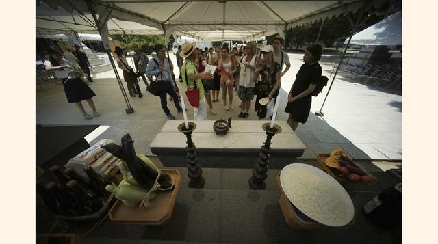 Un hombre da un discurso para los voluntarios de Suecia en el Hiroshima Peace Memorial Park en Hiroshima como parte de los eventos por la conmemoración del ataque de la bomba atómica. Los estudiantes suecos invitados por la Universidad Keio de Japón pasea