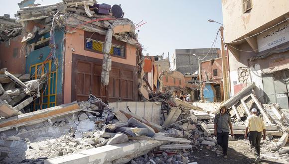 Las calles de Amizmiz, situada a unos 30 kilómetros del epicentro del terremoto, en las faldas del Atlas, llena de cascotes y escombros de edificios derruidos tras el terremoto que sacudió el suroeste del país la pasada madrugada. (Foto: EFE/ María Traspaderne)