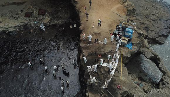 Vista aérea de los equipos de limpieza cuando trabajaron para retirar el petróleo de una playa en Ancón después del derrame ocurrido hace un año y que afectó el litoral peruano. (CARLOS REYES / AFP).