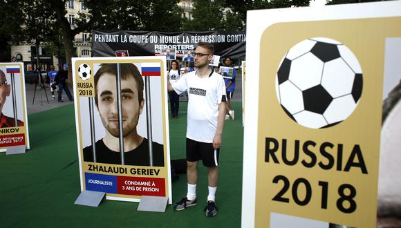 Los Reporteros Sin Fronteras (RSF) simularon una cancha de fútbol en la Place de la Republique, de Paris, para criticar la censura rusa. (Foto: AP)