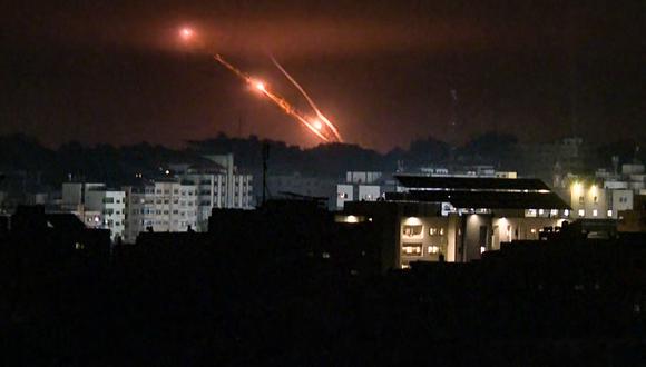 Esta imagen tomada de un material de AFP TV muestra una salva de cohetes disparados desde la ciudad de Gaza el 27 de octubre de 2023, mientras continúan las batallas entre Israel y el movimiento palestino Hamás. (Foto de Yousef Hassouna / AFP)