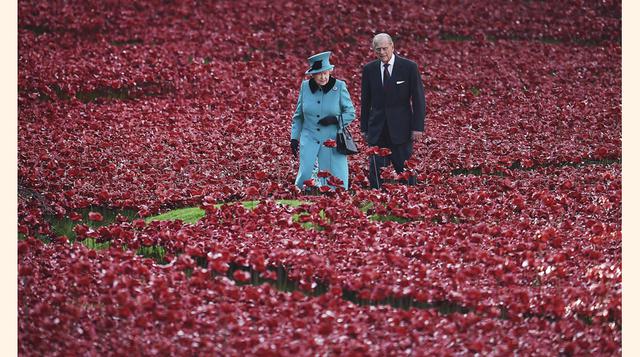 El 9 de setiembre de 2016, a las 17H30, la monarca se convirtió en la persona en ocupar más tiempo el trono británico: 23,226 días, 16 horas y aproximadamente 30 minutos, o 63 años siete meses y dos días, superando a su tatarabuela Victoria, que reinó ent