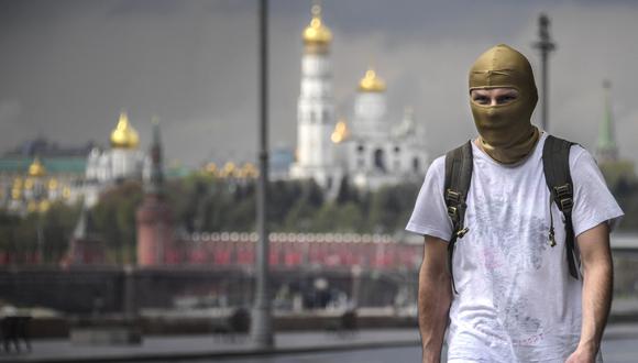 Un hombre es visto caminando con el 6 de mayo de 2020 en el centro de Moscú, ciudad afectada por el coronavirus. (Foto: AFP)