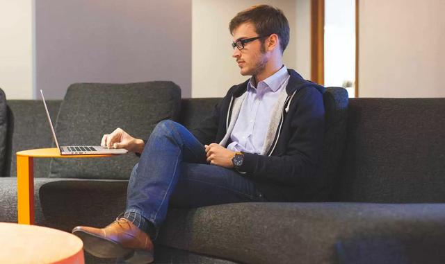 Foto 9 | La especialista Jean Twenge recomienda dejar a un lado el teléfono después de esas dos horas "y pasar el resto del tiempo haciendo cosas más beneficiosas para tu salud mental y felicidad, como dormir, quedar con amigos y familiares en persona, salir a la calle y hacer deporte".