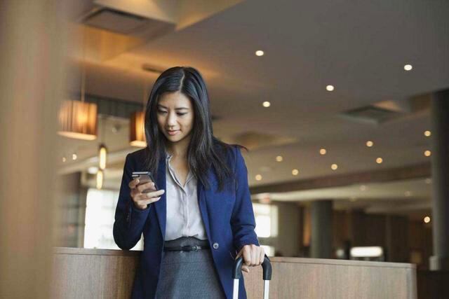 FOTO 24 | ¿RETRASASTE HACER SUS RESERVACIONES? APROVECHA LAS OFERTAS DE ÚLTIMO MINUTO. Digamos que has decidido viajar por capricho. La mejor forma de obtener una ganga en un hotel es llevar las herramientas adecuadas que te permitan asegurar reservaciones de última hora con un gran descuento. Con Hotel Tonight, por ejemplo, puedes acceder a los hoteles disponibles para el mismo día (junto con las reservas anticipadas hasta 100 días antes de la fecha de entrada). Del mismo modo, la aplicación One Night de The Standard ofrece alojamiento el mismo día con descuento para las fechas de entrada a partir de las 3 p.m. Mientras tanto, la aplicación móvil Recharge te permite reservar alojamiento en la ciudad de Nueva York en selectos hoteles de lujo por minuto, lo que le permite a los usuarios del 'jet-set' eliminar costos en su estadía en lugares de retiro de alto nivel, como el W de Nueva York y el 1 Hotel Central Park. (Foto: Getty)