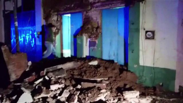 Foto 11 |  Un video grabado de AFPTV muestra daños a un edificio en el centro de Oaxaca el 8 de septiembre de 2017 después de un poderoso terremoto de magnitud 8.2 sacudió a México el 7 de septiembre. (Foto: AFP)