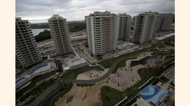 Trabajos de construcción en la futura villa olímpica de los Juegos Río 2016 en Brasil. Las Olimpiadas del próximo año se celebrarán del 5 al 21 de agosto del 2016. (Foto: Reuters)