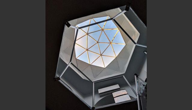 FOTO 5 | En la parte superior de la casa se aprecia un domo que permite el ingreso de la luz del sol.