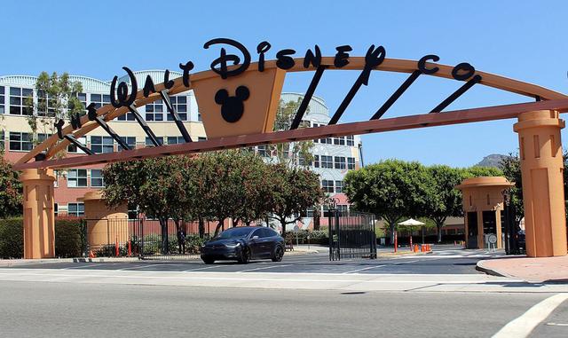The Walt Disney Company, la fuerza está de su lado. Las ventas minoristas mundiales de productos con licencia de la empresa, que incluyen a Disney Consumer Products e Interactive Media, Walt Disney Studios, ABC Television y ESPN, alcanzaron un nuevo récord en el año fiscal 201 con 56,600 millones de dólares.