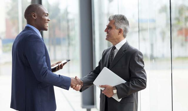 Los factores de satisfacción o motivación involucran sentimientos estrechamente relacionados con el reconocimiento social y profesional, el desarrollo personal y la autorrealización. Algunos de estos factores son: los logros, los reconocimientos, la respo