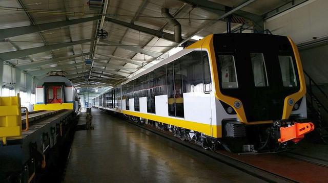 El tren ha sido fabricado con aluminio. HRI es un miembro del consorcio Nuevo Metro de Lima, que en el 2014 se adjudicó una concesión de 35 años para financiar, construir, operar y mantener la Línea 2, que tendrá un recorrido de 27 km desde Ate Vitarte en