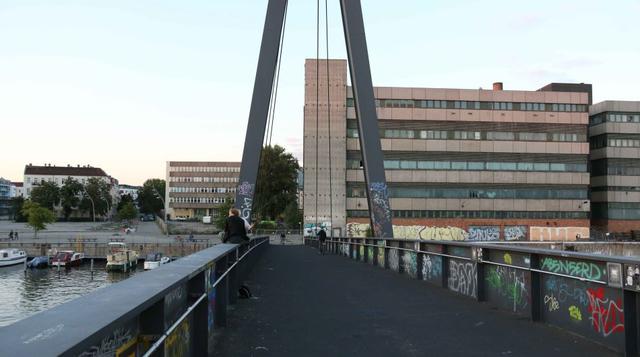 Abandono: Berlín, un antiguo bastión industrial, nunca logró recuperarse después de la Segunda Guerra Mundial y la partición que sufrió durante la Guerra Fría. En la vista, un puente peatonal sobre el río Spree, en el distrito Schoeneweide. (Foto: AFP)