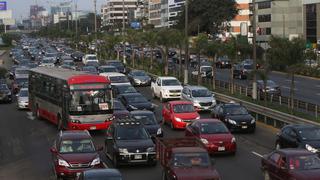 ¿Se debe establecer restricciones a la circulación de vehículos particulares por placa?