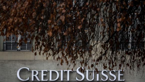 Una fotografía tomada el 15 de diciembre de 2022 muestra un cartel del gigante bancario suizo Credit Suisse en Berna. (Foto de Fabrice COFFRINI / AFP)
